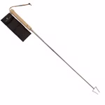 Der Stabilotherm Teleskop Grillstab für das Lagerfeuer ist ein langer Grillstab aus Metall mit einem Holzgriff einer zweizinkigen Gabel und einer am Griff befestigten schwarzen Tragetasche.