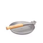 Stabilotherm Pfanne für das Lagerfeuer mit Klappgriff_31900 Die Stabilotherm Pfanne für das Lagerfeuer mit Klappgriff ist eine runde silberne Metallpfanne mit flachem Boden und klappbarem Griff abgebildet auf weißem Hintergrund.