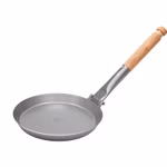 Stabilotherm Pfanne für das Lagerfeuer mit Klappgriff_31903 Die Stabilotherm Pfanne für das Lagerfeuer mit Klappgriff ist eine runde Metallpfanne mit flachem Boden und klappbarem Griff. Sie zeichnet sich durch ihr schlichtes minimalistisches Design aus und ist ideal für die Küche im Freien.