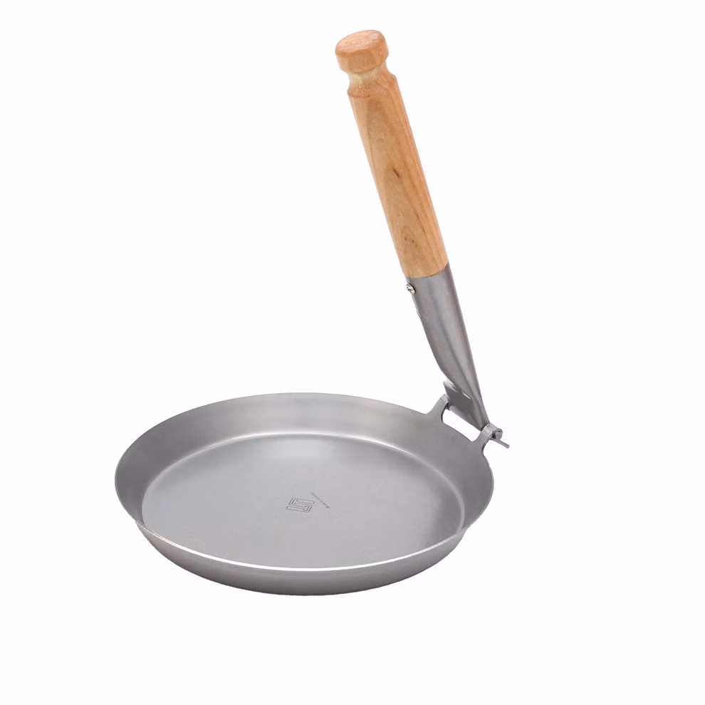 Stabilotherm Pfanne für das Lagerfeuer mit Klappgriff_31899 Die Stabilotherm Pfanne für das Lagerfeuer mit Klappgriff ist eine Metallpfanne mit flachem rundem Boden glatten Seiten und einem klappbaren Holzgriff der mit einem Metallbeschlag befestigt ist auf einem schlichten weißen Hintergrund.