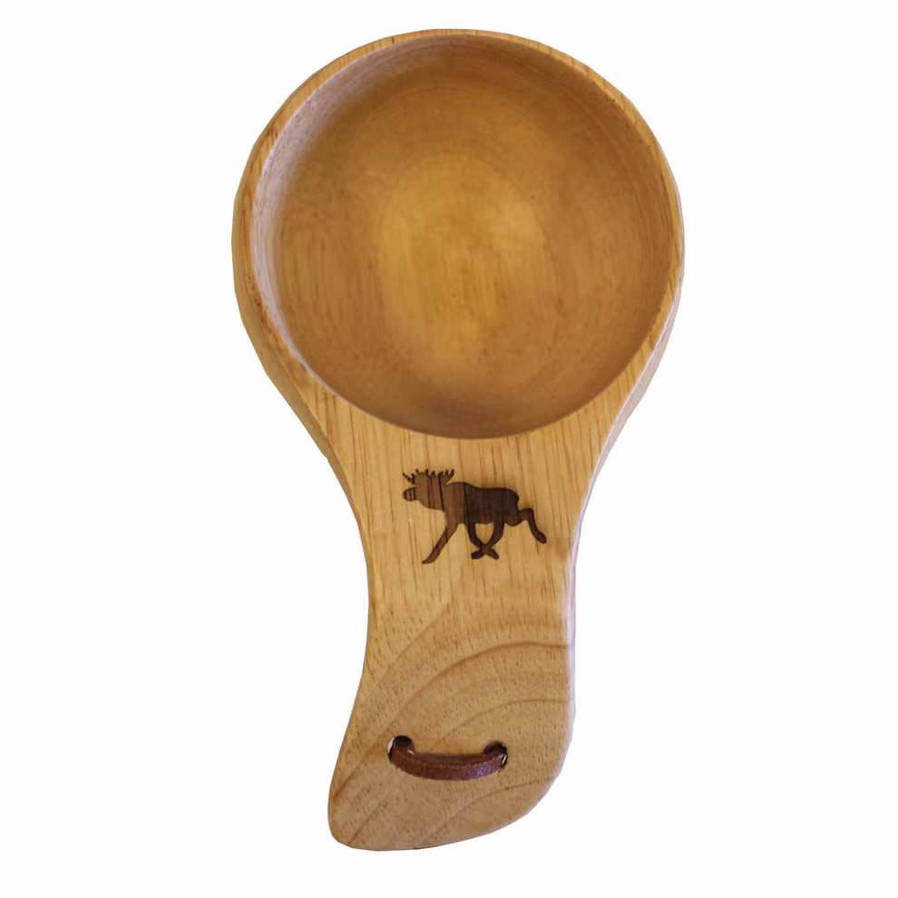 Stabilotherm Holzbecher 120 ml mit Elch Motiv _31909 Der Stabilotherm Holzbecher 120 ml ist ein Holzbecher mit einem geschwungenen Henkel in den ein Elchmotiv eingraviert ist. Der Henkel verfügt über ein Loch mit einer Lederschlaufe zum einfachen Tragen.