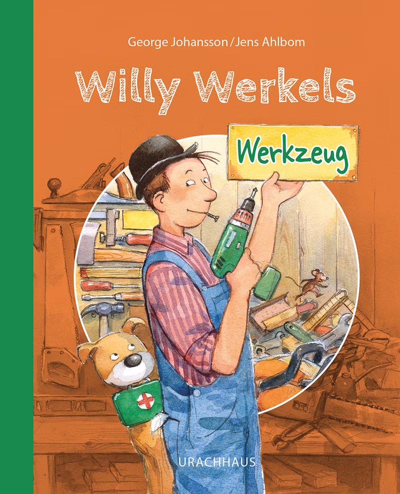 Urachhaus Willy Werkels Werkzeug George Johansson_31948 Illustration eines lächelnden Mannes in Latzhose und Hut der eine Bohrmaschine hält und in einer Werkstatt mit Werkzeugen steht. Neben ihm sitzt ein Hund mit einem Erste-Hilfe-Kasten. Auf dem Umschlag steht "Willy Werkels Werkzeug George Johansson" von Ura