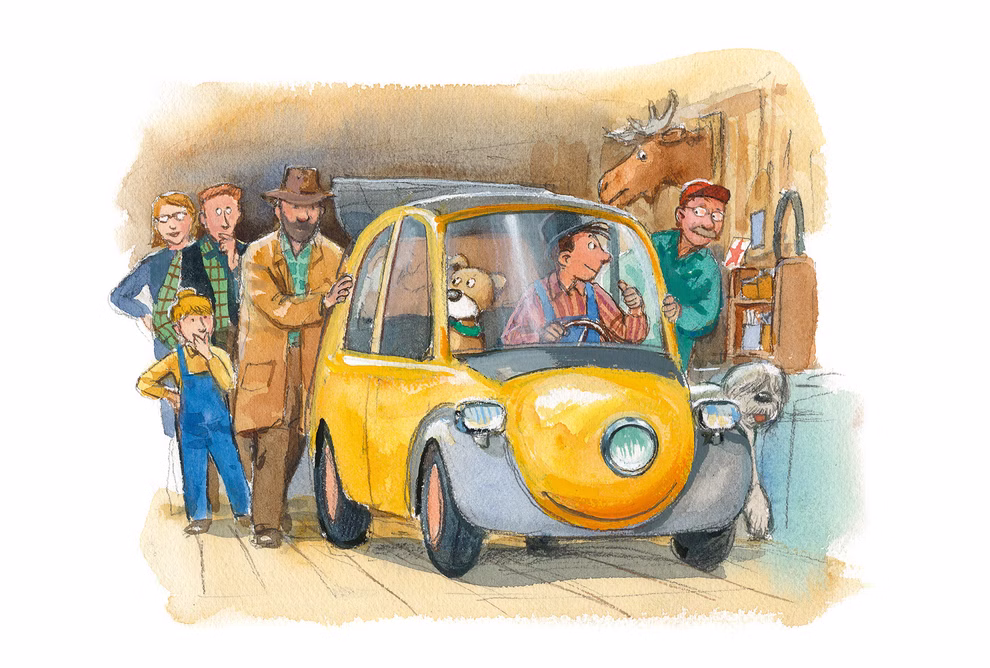 Urachhaus Willy Werkel baut ein E-Auto George Johansson_31959 Ein Kind Erwachsene ein Hund und ein Elchkopf an der Wand versammeln sich um Willy Werkels kleines gelbes Cartoon-Auto mit einem lächelnden Gesicht aus "Willy Werkel baut ein E-Auto" von Urachhaus.