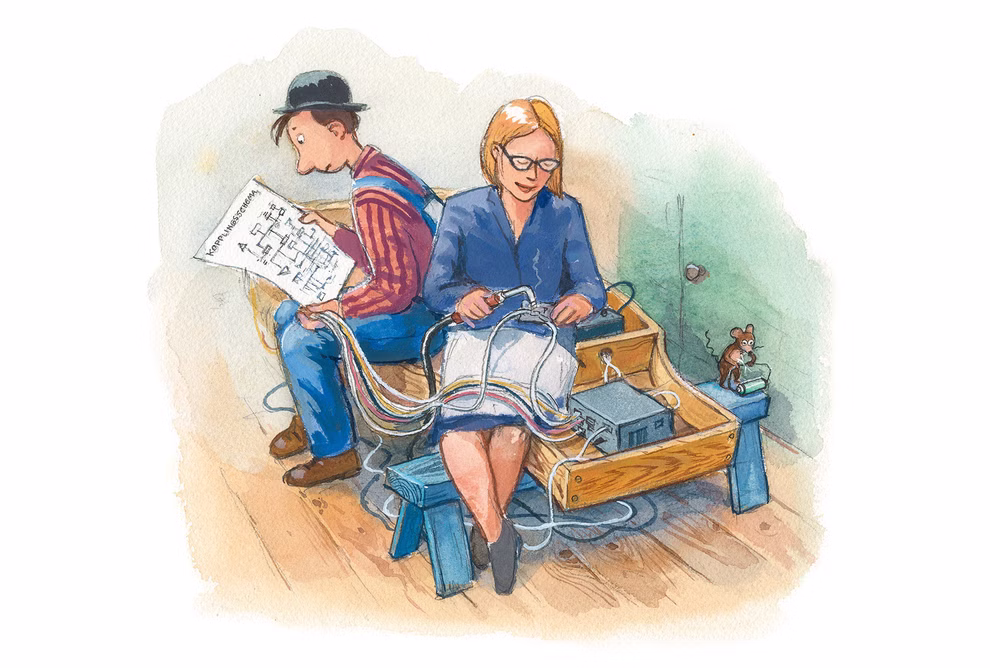 Urachhaus Willy Werkel baut ein E-Auto George Johansson_31960 Eine Frau sitzt auf einer Bank neben einem Mann der ein Diagramm hält beides aus "Willy Werkel baut ein E-Auto" von George Johansson (Urachhaus) während eine kleine Maus von der Armlehne aus zusieht.