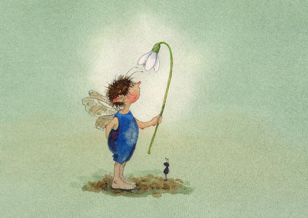 Urachhaus Postkartenbuch »Klaus Sausebraus« Daniela Drescher_31969 Eine kleine blaue Fee mit Flügeln und wirrem Haar die eine große weiße Blume in der Hand hält steht neben einer Ameise auf weichem grünem Grund. Aus dem Postkartenbuch "Klaus Sausebraus" von Daniela Drescher Urachhaus.