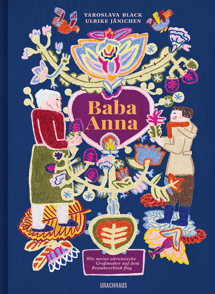Urachhaus Баба Анна (Baba Anna) Як моя українська бабуся літала на листку ожини (Wie meine ukrainische Großmutter auf dem Brombeerblatt flog)_31975 Das Cover von Баба Анна (Baba Anna) Як моя українська бабуся літала на листку ожини von Urachhaus zeigt eine ältere und eine junge Frau die eine Blume tauschen umgeben von floralen folkloristischen Mustern auf dunkelblauem Grund mit dem Titel in einem viol