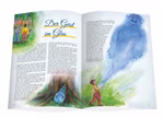 Waldow Verlag VORHANG AUF Heft 141 Glück Zeitschrift für Kinder und Eltern_31979 Die VORHANG AUF Heft 141 Glück Zeitschrift für Kinder und Eltern aus dem Waldow Verlag ist ein offenes deutsches Kindermagazin mit bunten Aquarellillustrationen und einem Jungen der im Wald ein großes blaues Gespenst entdeckt das aus einer Flasche kommt.