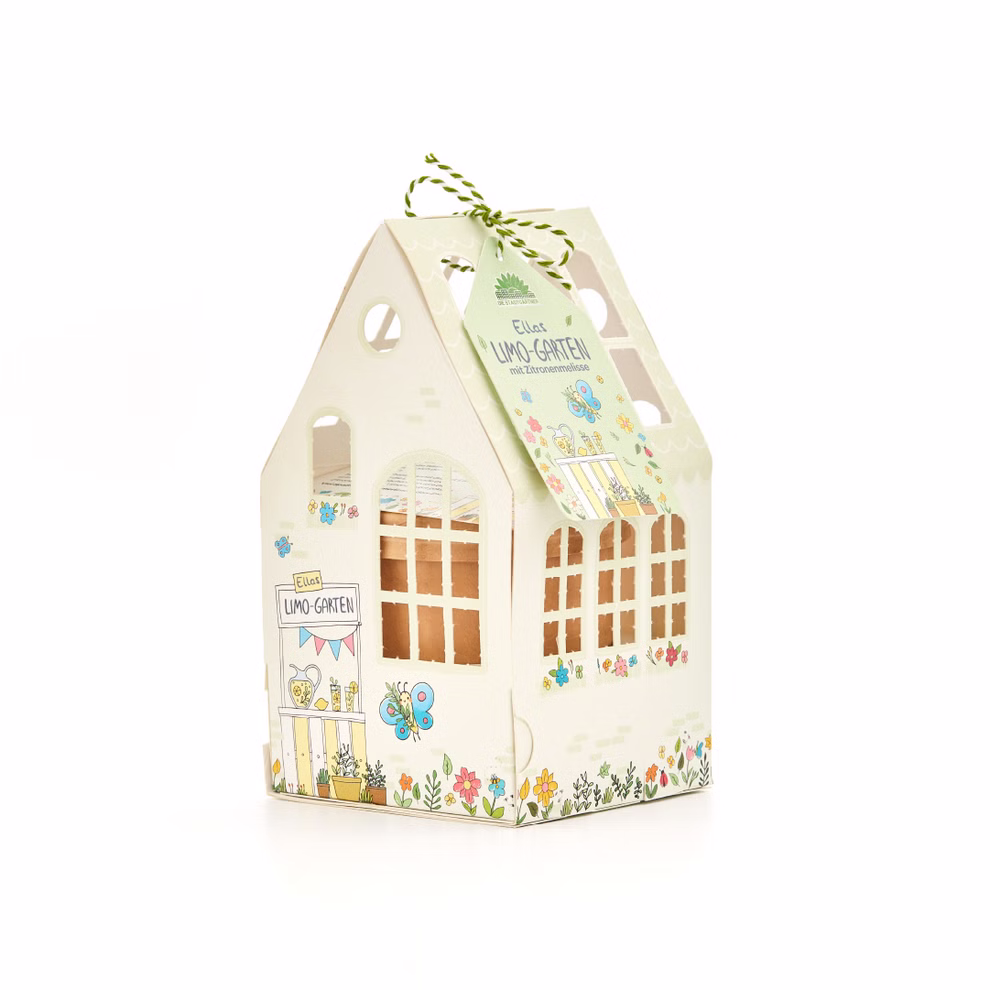Die Stadtgärtner Gewächshäuschen Ellas Limo-Garten Anzucht-Set_32138 Das Gewächshäuschen Ellas Limo-Garten Anzucht-Set von Die Stadtgärtner ist eine dekorative Geschenkbox in Form eines Hauses mit Fenstern floralen Motiven einem grün-weißen Schnurgriff und fröhlichen Illustrationen von Blumen und einem Schmetterling.