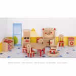 Goki Puppenmöbel Küche 11-teilig_32283 Die Goki Puppenmöbel Küche 11-teilig ist ein hölzernes Küchen- und Esszimmer-Set mit roten Akzenten bestehend aus Tisch Stühlen Ofen Schrank und Schaukelstuhl - perfekt für Puppenstuben mit gelben Wänden und blau gekachelten Böden.