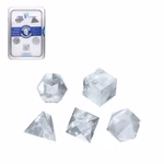 Fünf Platonische Körper Bergkristall ø 2 cm von Marco Schreier Mineralienhandlung GmbH in verschiedenen geometrischen Formen sind ausgestellt mit einer Lapis Vitalis Markenschachtel in der Ecke alles vor einem weißen Hintergrund.
