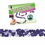 Ein Flyer für die Bastelbox Lapis-Lazuli Armband für 3 Schmuckstücke von Maulwurf - Geschenke aus der Natur zeigt eine Person die lila und weiße Edelsteinperlen auffädelt darunter eine Nahaufnahme der unregelmäßigen Perlen in einer Reihe.