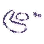 Die Bastelbox Lapis-Lazuli Armband für 3 Schmuckstücke von Maulwurf - Geschenke aus der Natur ist ein Schmuckset bestehend aus einer Halskette einem Armband und Ohrringen mit unregelmäßigen lila und helllavendelfarbenen Edelsteinchips.