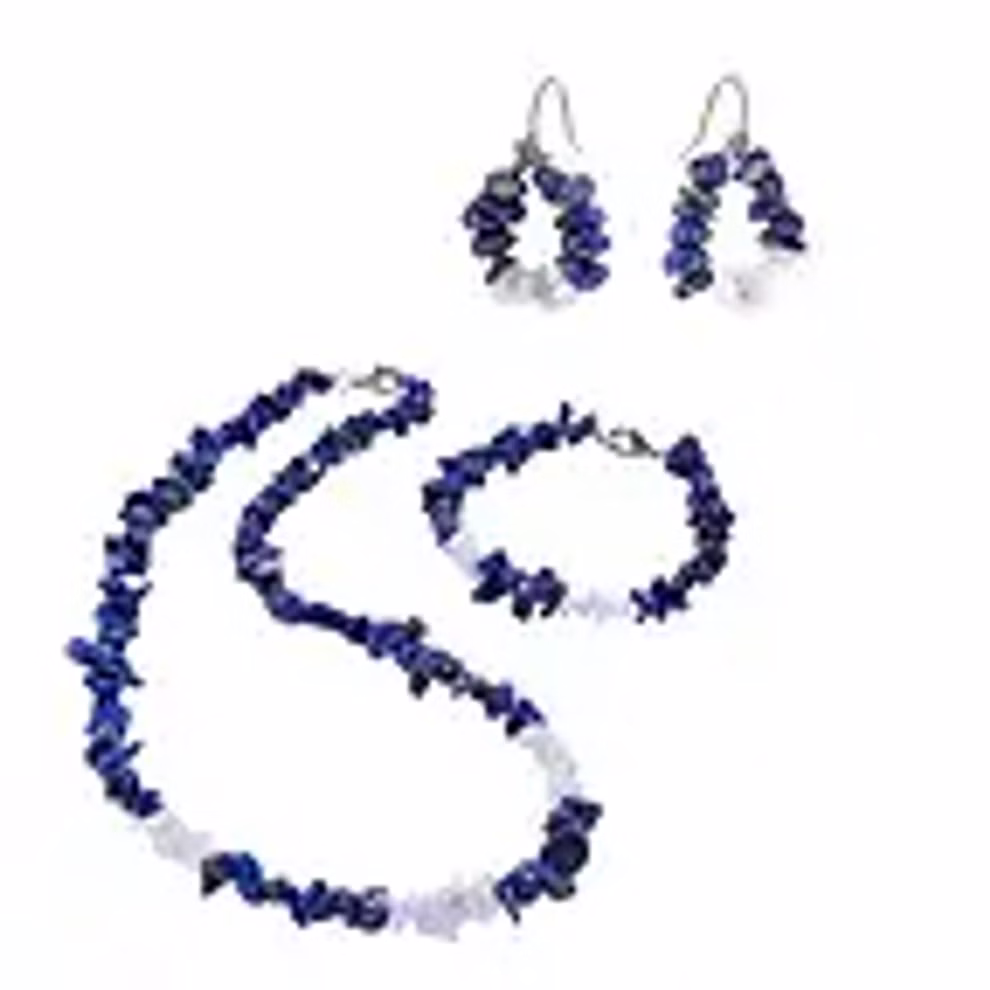Maulwurf - Geschenke aus der Natur Bastelbox Lapis-Lazuli Armband für 3 Schmuckstücke_32713 Die Bastelbox Lapis-Lazuli Armband für 3 Schmuckstücke von Maulwurf - Geschenke aus der Natur ist ein Schmuckset bestehend aus einer Halskette einem Armband und Ohrringen mit unregelmäßigen lila und helllavendelfarbenen Edelsteinchips.