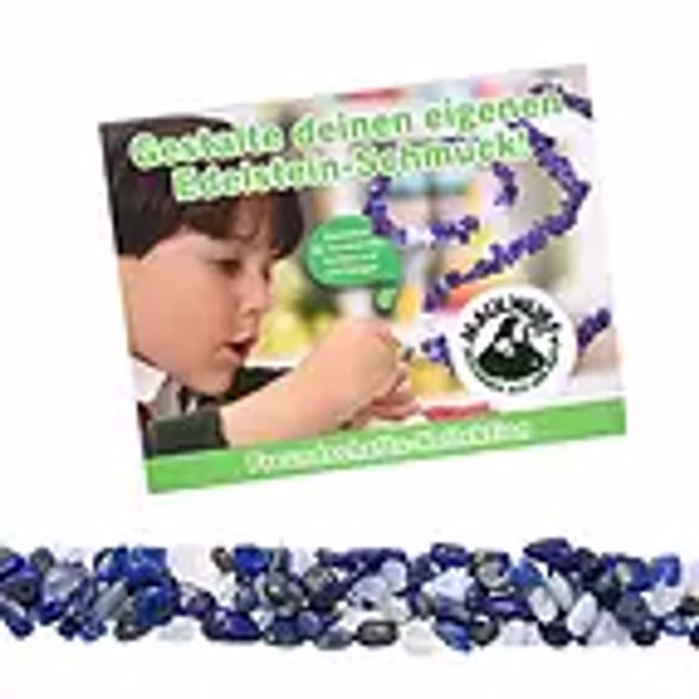 Maulwurf - Geschenke aus der Natur Bastelbox Lapis-Lazuli Armband für 3 Schmuckstücke_32712 Die Bastelbox Lapis-Lazuli Armband für 3 Schmuckstücke von Maulwurf - Geschenke aus der Natur zeigt eine Person die lila und weiße Edelsteinperlen auffädelt darunter eine Nahaufnahme der unregelmäßigen Perlen in einer Reihe.