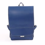 hukkepack Schulranzen Leder Blau Kompakt _32594 Der Schulranzen Leder Blau Kompakt von hukkepack ist ein blauer Lederrucksack mit weißen Nähten Tragegriff und verstellbaren Trägern. Der Markenname hukkepack ist auf der Frontklappe und auf einem Metallanhänger am Boden eingeprägt.