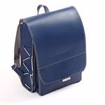 hukkepack Schulranzen Leder Blau Kompakt _32595 Der Schulranzen Leder Blau Kompakt von hukkepack ist ein blauer Lederrucksack mit weißen Nähten Tragegriff oben geprägtem Markenzeichen auf der Frontklappe und einem einzigartigen Zickzackmuster auf der linken Seite.