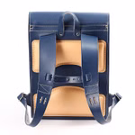 hukkepack Schulranzen Leder Blau Kompakt _32596 Der hukkepack Schulranzen Leder Blau Kompakt ist ein marineblauer und hellbrauner Lederrucksack mit verstellbaren Trägern sichtbaren Nähten und einem Tragegriff oben. Sein robustes Design verbindet Stil mit Funktionalität.