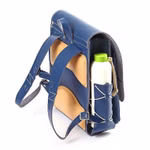 hukkepack Schulranzen Leder Blau Kompakt _32597 Der hukkepack Schulranzen Leder Blau Kompakt Rucksack hat gepolsterte Träger und Rücken eine Seitentasche mit einer weißen Flasche mit grünem Deckel abgebildet auf weißem Hintergrund.