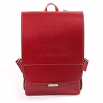 Der Schulranzen Leder Rot Kompakt von hukkepack ist ein roter Lederrucksack mit weißen Nähten einem oberen Griff und verstellbaren Schulterriemen. Das hukkepack-Logo ist auf der Frontklappe und auf einer kleinen Metallplatte an der Unterseite eingeprägt.