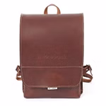 hukkepack Schulranzen Leder Braun Kompakt _32608 Der Schulranzen Leder Braun Kompakt von hukkepack ist ein brauner Lederrucksack mit Überschlagverschluss sichtbaren Nähten geprägtem hukkepack-Logo auf der Vorderseite und passenden braunen Lederriemen und Tragegriff.
