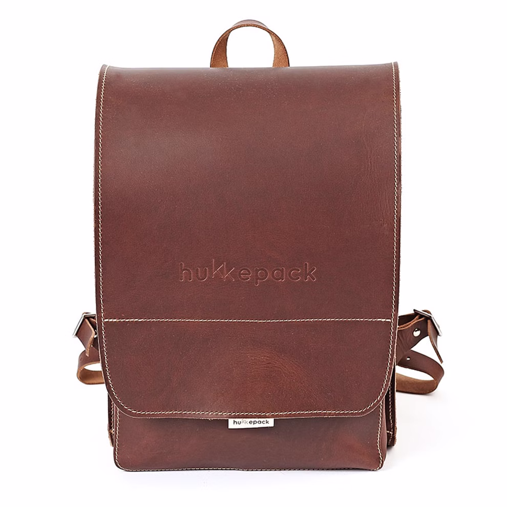 hukkepack Schulranzen Leder Braun Kompakt _32608 Der Schulranzen Leder Braun Kompakt von hukkepack ist ein brauner Lederrucksack mit Überschlagverschluss sichtbaren Nähten geprägtem hukkepack-Logo auf der Vorderseite und passenden braunen Lederriemen und Tragegriff.