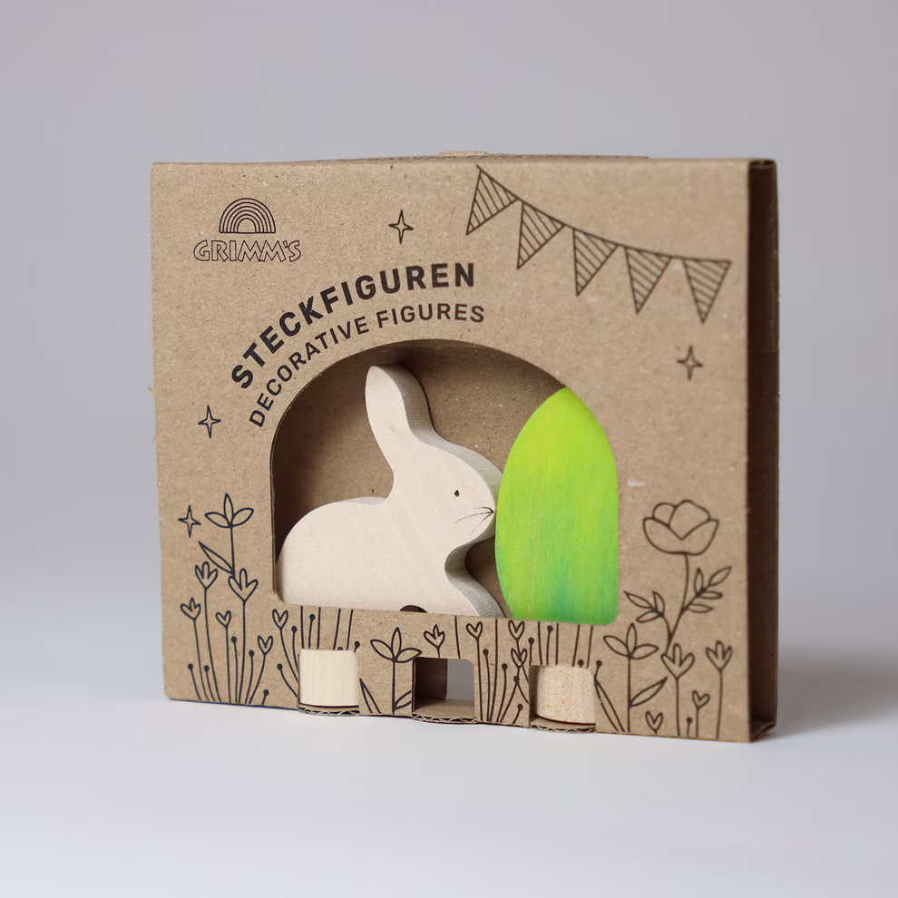 Grimm's Grimm`s Steckfiguren Osterset Batik grün_32819 Eine Grimm's Steckfiguren Osterset Batik grün Schachtel enthält einen weißen Holzhasen und einen grünen Baum mit einfachen Blumenmustern auf der Verpackung.