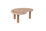 Käthe Kruse Waldorf Puppentisch Holz_32833 Der Käthe Kruse Waldorf Puppentisch Holz ist ein kleiner nierenförmiger Holztisch mit drei Beinen der auf der Tischplatte schlichte rote und blaue Blumen- und Vogelmotive aufweist.
