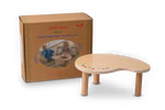 Käthe Kruse Waldorf Puppentisch Holz_33063 Ein kleiner leichter Waldorf Puppentisch Holz von Käthe Kruse mit drei Beinen wird neben seiner braunen Schachtel gezeigt auf der zwei Puppen am Tisch abgebildet und mit dem Marken- und Produktnamen beschriftet sind.