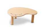 Käthe Kruse Waldorf Puppentisch Holz_33064 Der Käthe Kruse Waldorf Puppentisch Holz ist ein kleiner leichter Holztisch mit drei Beinen und einer Platte in Form einer Nierenbohne auf der zwei schlichte blaue Vögel und kleine rote Blumen entlang einer Kante abgebildet sind.