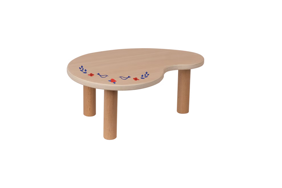 Käthe Kruse Waldorf Puppentisch Holz_32833 Der Käthe Kruse Waldorf Puppentisch Holz ist ein kleiner nierenförmiger Holztisch mit drei Beinen der auf der Tischplatte schlichte rote und blaue Blumen- und Vogelmotive aufweist.