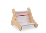 Der Käthe Kruse Waldorf Puppenstuhl Holz ist ein kleiner hölzerner Puppenstuhl mit geschwungenen Seiten weißem Stoffsitz roter Wellenborte und blauen Nähten.