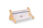 Käthe Kruse Waldorf Puppenbank Holz_33051 Die Käthe Kruse Waldorf Puppenbank Holz ist eine kleine hölzerne Puppenwiege mit geschwungenen Enden und Stoffseiten die mit blauen Verzierungen und rot-blau gestickten Blumenmustern versehen sind.