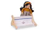 Käthe Kruse Waldorf Puppenbank Holz_33052 Vor einer Stoffpuppe mit langen dunklen Haaren gelbem Stirnband senfgelbem Pullover und geblümtem Rock sitzt ein Waldorf Puppenbank Holz Webstuhl von Käthe Kruse der teilweise weißen Stoff webt.