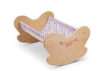 Käthe Kruse Waldorf Puppenwiege Holz_33045 Die Käthe Kruse Waldorf Puppenwiege Holz ist eine kleine hölzerne Puppenwiege mit geschwungenen Enden einer blau gemusterten Stoffschlinge seitlichen Motiven aus roten und blauen Herzen und dem Schriftzug "Herzchen".