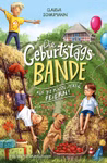 Fischer Sauerländer Die Geburtstagsbande. Auf die Plätze fertig feiern! Band 1 _32850 Vier Kinder und ein Hund spielen auf Heuhaufen in der Nähe von Äpfeln Luftballons und Geschenken dahinter eine rote Scheune. Die Geburtstagsbande. Auf die Plätze fertig feiern! Band 1 von Fischer Sauerländer ist im Vordergrund fett gedruckt.