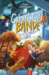 Fischer Sauerländer Die Geburtstagsbande. Die beste Party der Welt Band 2 _32860 Drei Kinder feiern in einer mit Lichtern geschmückten Scheune. Ein Junge hält eine Laterne auf Heu während ein anderer Junge und ein Mädchen lachen und auf Ballen klettern. In der Nähe steht ein Kuchen mit einer "10"-Kerze. Aus "Die Geburtstagsbande" von F