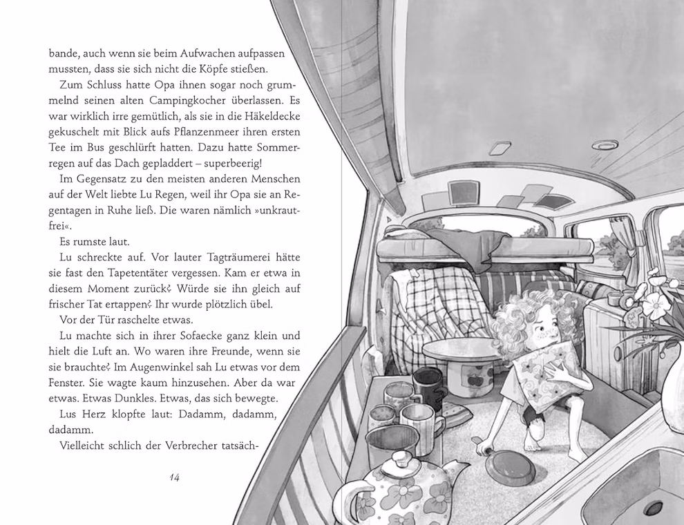 Fischer Sauerländer Die Geburtstagsbande. Die beste Party der Welt Band 2 _32856 Eine Schwarz-Weiß-Illustration aus "Die Geburtstagsbande. Die beste Party der Welt Band 2" von Fischer Sauerländer zeigt eine Familie in einem vollgepackten Auto - zwei Kinder auf dem Rücksitz mit Taschen und einer Teekanne Picknickutensilien im Kofferraum
