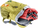Ein Deuter Waldfuchs Rucksack (10L linden-cactus) mit Fuchsaufnäher sitzt teilweise offen und zeigt eine rosa Jacke und schwarz-weiße Kamik-Gurte im Inneren. Die obere Klappe ist grau gepolstert und hat ein kleines Blatt-Detail.