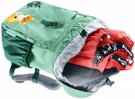 Deuter Deuter Waldfuchs Rucksack spearmint-seagreen Volumen 10 l_33355 Ein Deuter Waldfuchs Rucksack in spearmint-seagreen (10L) ist geöffnet und offenbart eine rote Jacke und schwarze "Kamik"-Hosenträger im Inneren. Der Kinderrucksack hat graue Träger und ein Fuchsdesign mit Blättermuster.