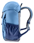 Deuter Deuter Waldfuchs Rucksack wave-nightblue Volumen 10 l_33359 Der Deuter Waldfuchs Rucksack in wave-nightblue (10L) hat gepolsterte Schultergurte eine Fronttasche eine seitliche Netztasche und sichtbare Reißverschlüsse. Er steht aufrecht vor einem weißen Hintergrund.
