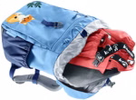Deuter Deuter Waldfuchs Rucksack wave-nightblue Volumen 10 l_33362 Ein Deuter Waldfuchs Rucksack in wave-nightblue 10L wird geöffnet um eine rote Jacke einen grauen Fleece und schwarze Kamik-Sandalen darin zu verstauen.