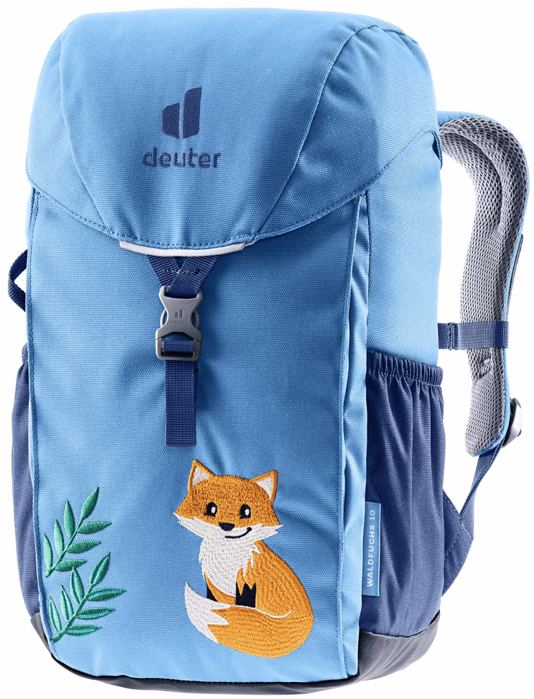Deuter Deuter Waldfuchs Rucksack wave-nightblue Volumen 10 l_33356 Der Deuter Waldfuchs Rucksack (wave-nightblue 10L) von Deuter hat eine Frontklappe mit gesticktem Fuchs und grünen Blättern Netzseitentaschen und einen gepolsterten Schultergurt.