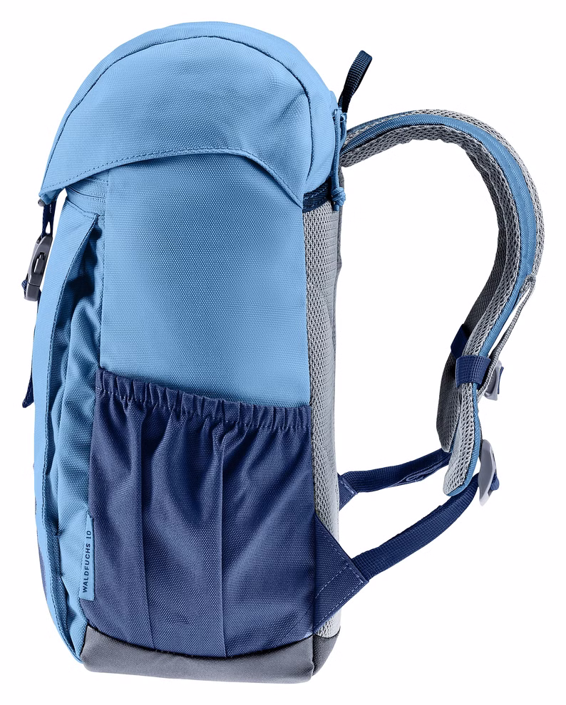 Deuter Deuter Waldfuchs Rucksack wave-nightblue Volumen 10 l_33359 Der Deuter Waldfuchs Rucksack in wave-nightblue (10L) hat gepolsterte Schultergurte eine Fronttasche eine seitliche Netztasche und sichtbare Reißverschlüsse. Er steht aufrecht vor einem weißen Hintergrund.