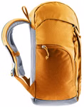 Der von der Seite gezeigte Deuter Waldfuchs Rucksack groß (14L) in bernsteinfarbenem Ahorn verfügt über gepolsterte Schultergurte eine Netzseitentasche graue Akzente und mehrere Reißverschlussfächer.
