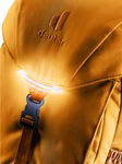 Nahaufnahme eines gelben Deuter Waldfuchs Rucksack groß (amber-maple 14 l) mit dem Deuter-Logo einer schwarzen Kunststoffschnalle und einer leuchtenden LED-Leuchte am Schnallenband.