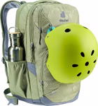 Deuter Deuter Schulrucksack Cotogy grove ripple-grove_33562 Ein Deuter Schulrucksack Cotogy grove ripple-grove mit einer Edelstahl-Trinkflasche in der Seitentasche und einem leuchtend gelben Fahrradhelm auf der Vorderseite der mit mehreren Reißverschlussfächern und einem gemusterten Design ausgestattet ist.