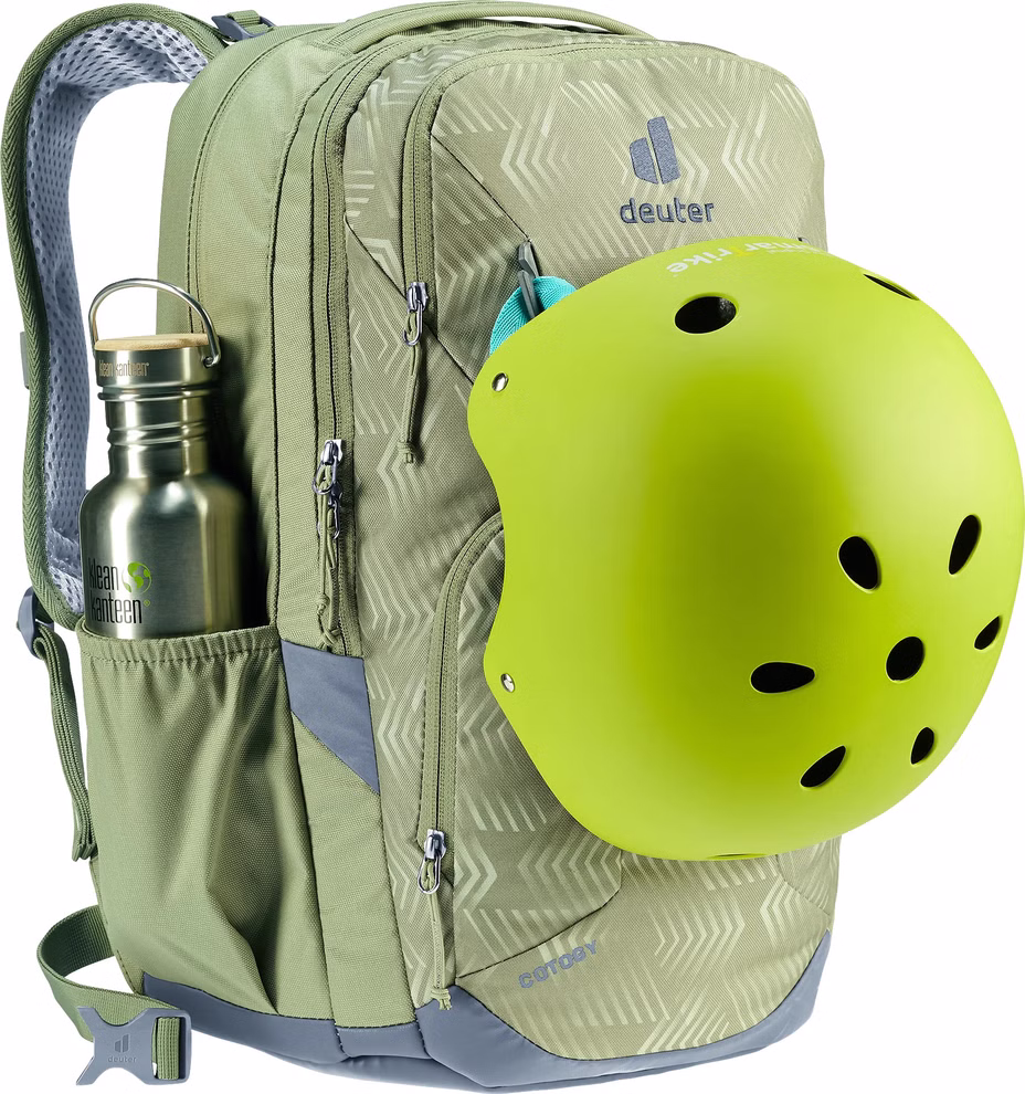 Deuter Deuter Schulrucksack Cotogy grove ripple-grove_33562 Ein Deuter Schulrucksack Cotogy grove ripple-grove mit einer Edelstahl-Trinkflasche in der Seitentasche und einem leuchtend gelben Fahrradhelm auf der Vorderseite der mit mehreren Reißverschlussfächern und einem gemusterten Design ausgestattet ist.