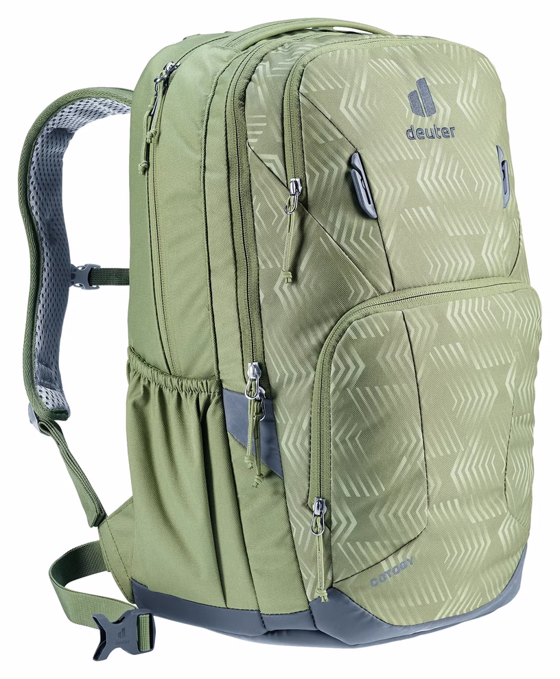 Deuter Deuter Schulrucksack Cotogy grove ripple-grove_33563 Der Deuter Schulrucksack Cotogy grove ripple-grove ist ein grüner Rucksack mit geometrischen Mustern mehreren Reißverschlussfächern Seitentaschen gepolsterten Schultergurten und einem Tragegriff oben der aufrecht vor einem weißen Hintergrund steht.