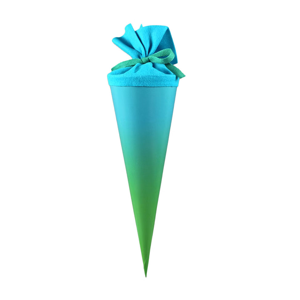 AVA & YVES Schultüte grün-türkis 35 cm_33993 Die AVA & YVES Schultüte grün-türkis 35 cm ist eine große kegelförmige Geschenktüte mit blau-grünem Farbverlauf die mit blauem Stoff überzogen und mit einem grünen Band gebunden ist.