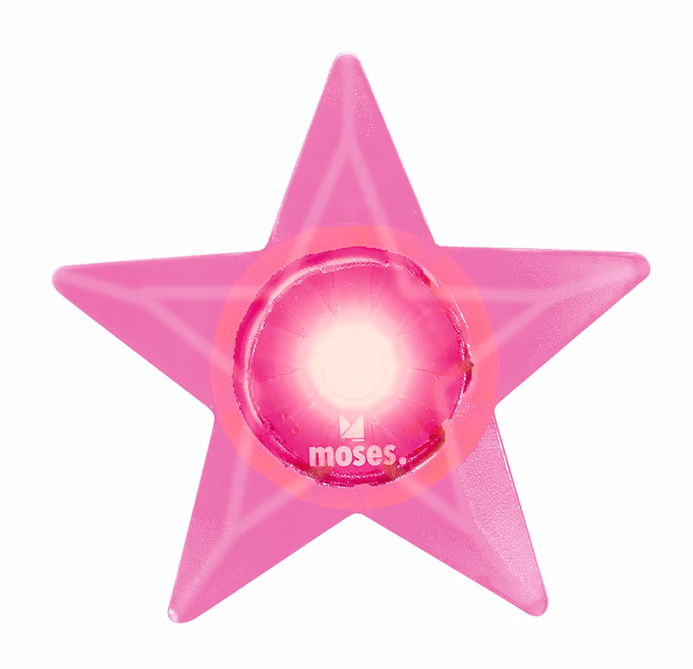 moses. Verlag Leuchtender Speichenstern LED _33679 Ein leuchtend pinker durchsichtiger Kunststoffstern mit einem kreisrunden leuchtenden Zentrum beschriftet mit "moses. Verlag" ist der Leuchtende Speichenstern LED.